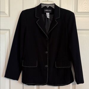 Sag Harbor Women petite Black blazer with White Trim size 8 functional pockets